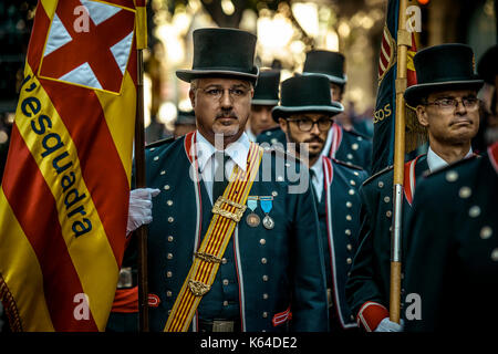 Barcelona, Spain. 11th Sep, 2017. The guard of honor of the Mossos d`Esquadra, national police of Catalonia, takes part in the flower offering to the Rafael Casanova monument on the 'Diada' (Catalan National Day) in Barcelona Credit: Matthias Oesterle/Alamy Live News Stock Photo